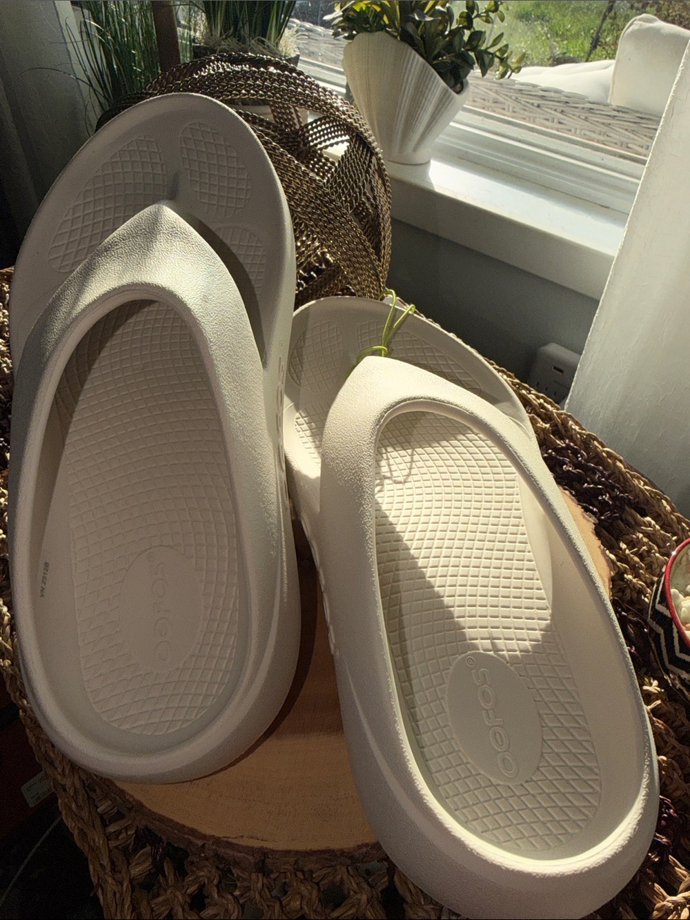 OOFOS Women's OOlala Thong Sandals in Light Taupe - Picture 4 of 6